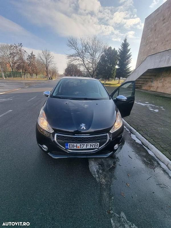 Second-hand Peugeot 208 Style 68 CP (50 kW) 2015 Culoarenegru Hatchback