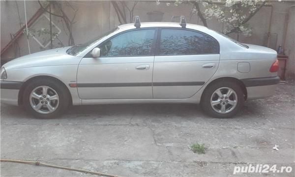 Second-hand Toyota Avensis 129 CP (94 kW) 2002 Galben Berlinǎ