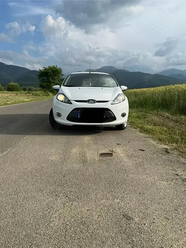 Alb Utilizat 2013 Ford Fiesta Hatchback | 3.850 EUR (Preț OK) - Imagine 1/4