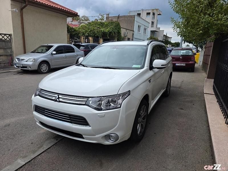 Alb Utilizat 2015 Mitsubishi Outlander P-HEV SUV | 16.000 EUR (Preț OK) - Imagine 1/4