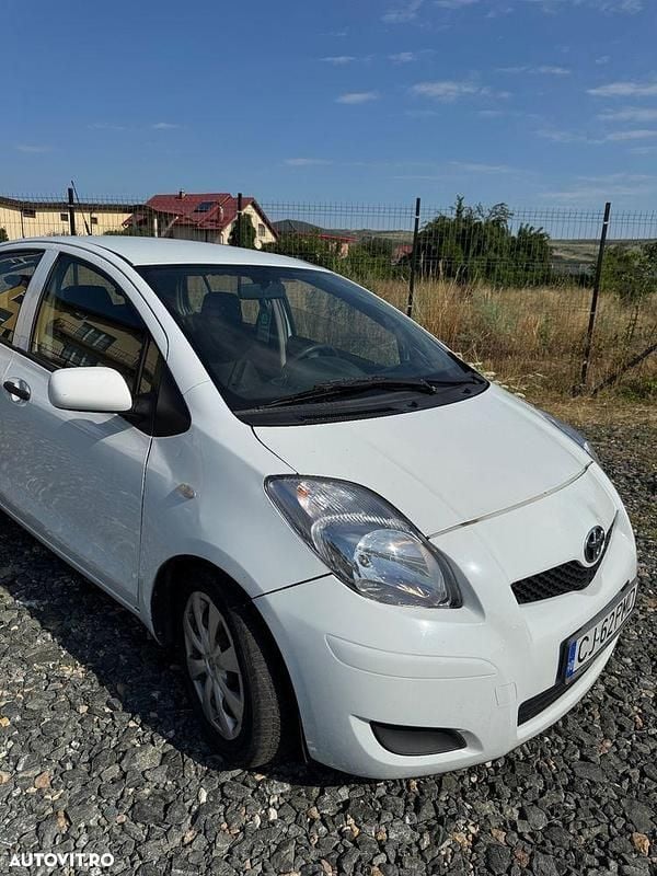 Second-hand Toyota Yaris Luna 90 CP (66 kW) 2011 Culoarealb Hatchback