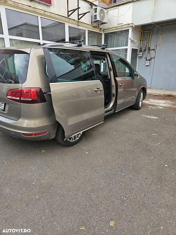 Second-hand VW Sharan Trendline 140 CP (102 kW) 2016 Culoaregalbeuriu Monovolum