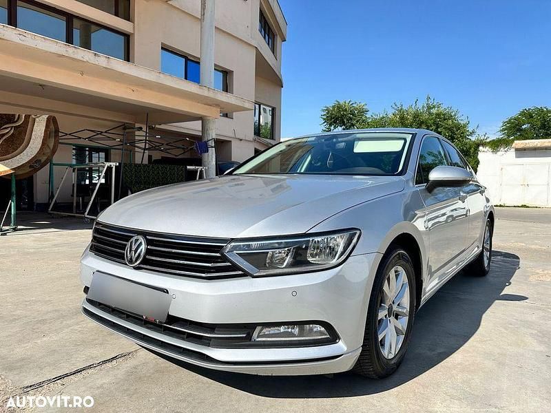 Culoareargint Utilizat 2014 VW Passat Highline Berlinǎ | 10.800 EUR (Scump) - Imagine 1/4