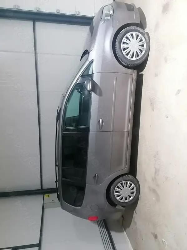 Second-hand VW Touran 140 CP (102 kW) 2011 Monovolum