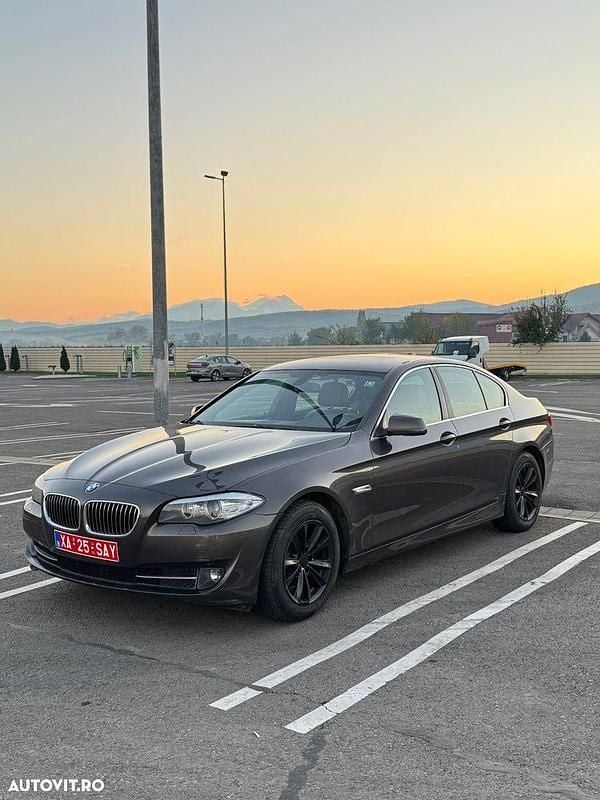 Culoaremaro Utilizat 2012 BMW 520 Comfort Edition Berlinǎ | 9.900 EUR (Preț bun) - Imagine 1/4