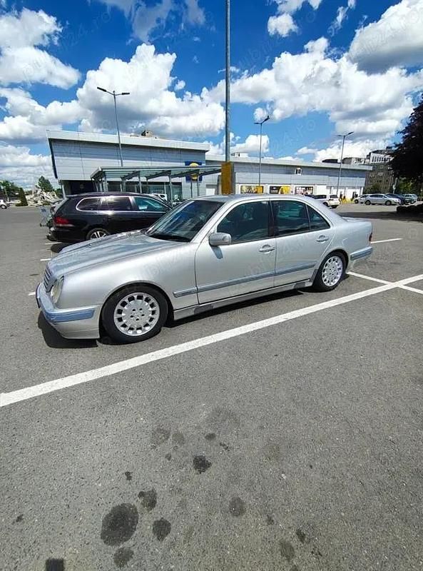 Argintiu Utilizat 2000 Mercedes E220 Elegance Berlinǎ | 2.100 EUR - Imagine 1/4