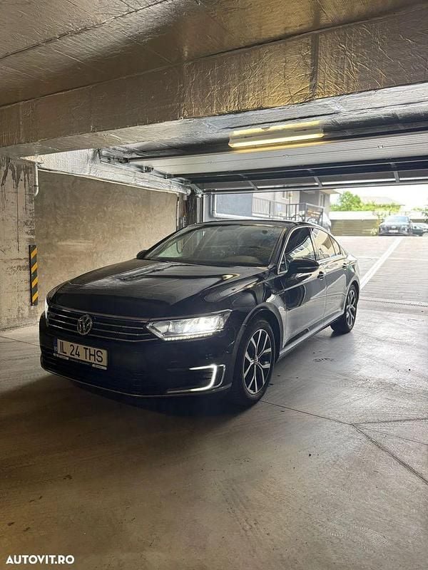 Culoarenegru Utilizat 2018 VW Passat Berlinǎ | 15.949 EUR (Super Preț) - Imagine 1/4
