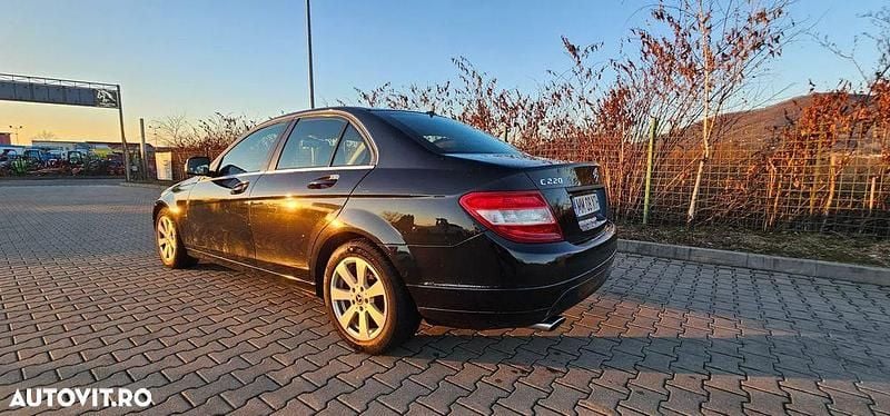 Culoarenegru Utilizat 2007 Mercedes C220 Berlinǎ | 5.700 EUR (Preț bun) - Imagine 1/4