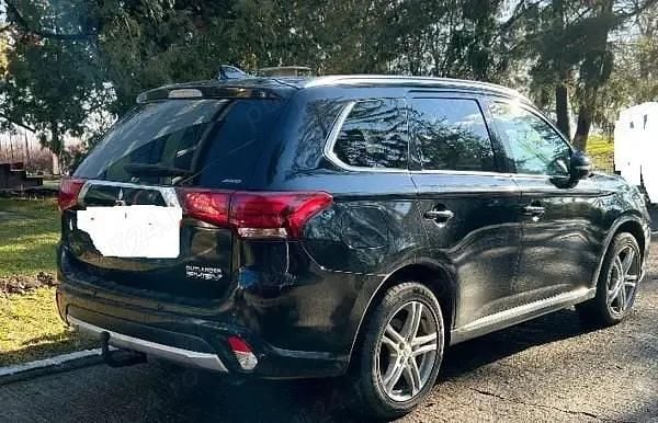 Negru Utilizat 2017 Mitsubishi Outlander P-HEV SUV | 2.000 EUR - Imagine 1/4