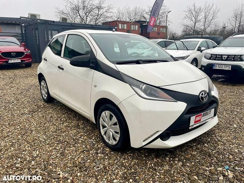 Second-hand Toyota Aygo Play 69 CP (50 kW) 2017 Culoarealb Hatchback