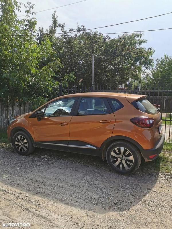 Culoareportocaliu Utilizat 2017 Renault Captur Zen SUV | 8.950 EUR (Preț OK) - Imagine 1/1
