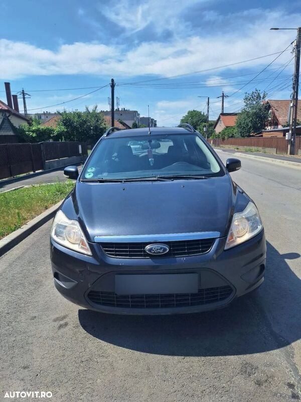 Gri Utilizat 2009 Ford Focus Ghia Hatchback | 1.699 EUR (Super Preț) - Imagine 1/4