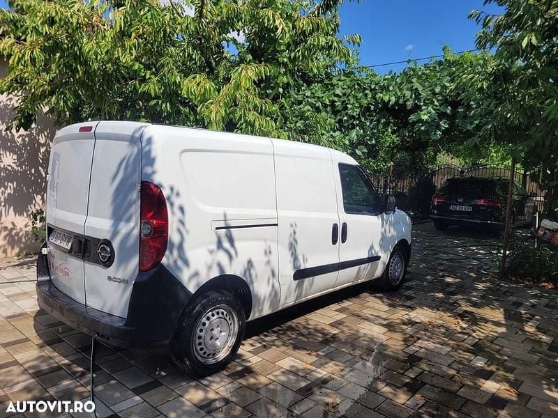 Culoarealb Utilizat 2015 Opel Combo Monovolum | 4.200 EUR (Super Preț) - Imagine 1/4