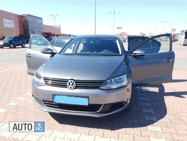 Second-hand VW Jetta 105 CP (77 kW) 2012 Gri Berlinǎ