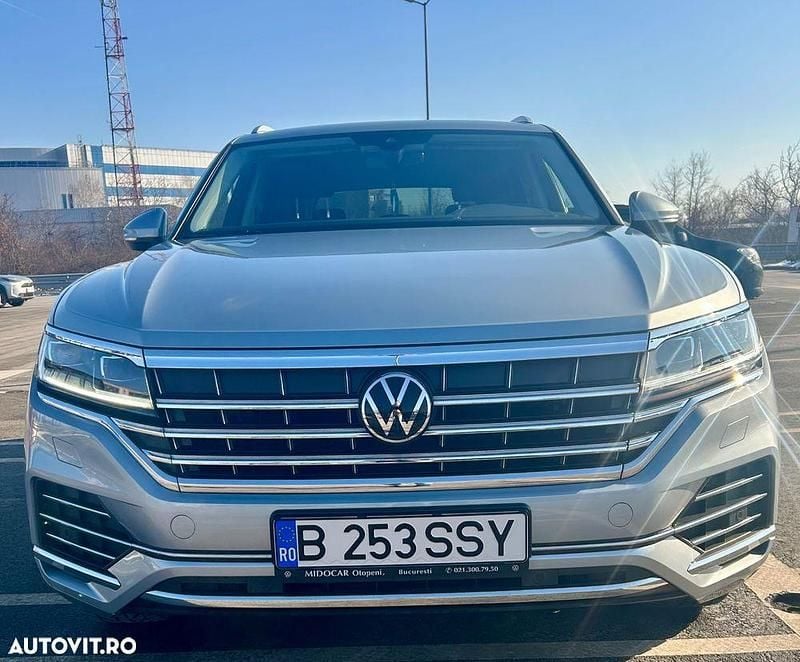 Culoareargint Utilizat 2023 VW Touareg Elegance SUV | 51.500 EUR (Preț bun) - Imagine 1/4