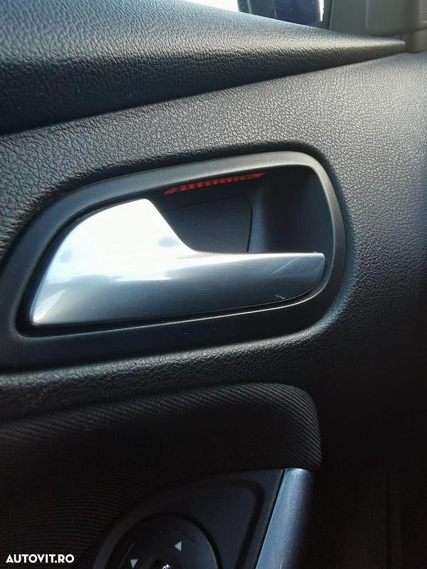 Second-hand Ford Focus Titanium 115 CP (84 kW) 2014 Culoarealbastru Hatchback