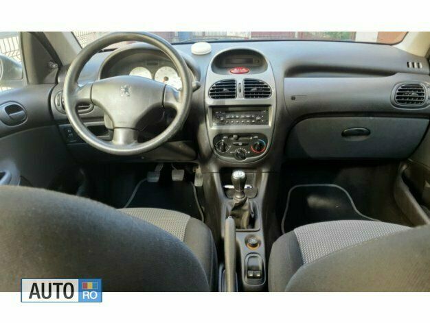 Second-hand Peugeot 206 70 CP (51 kW) 2004 Gri Hatchback