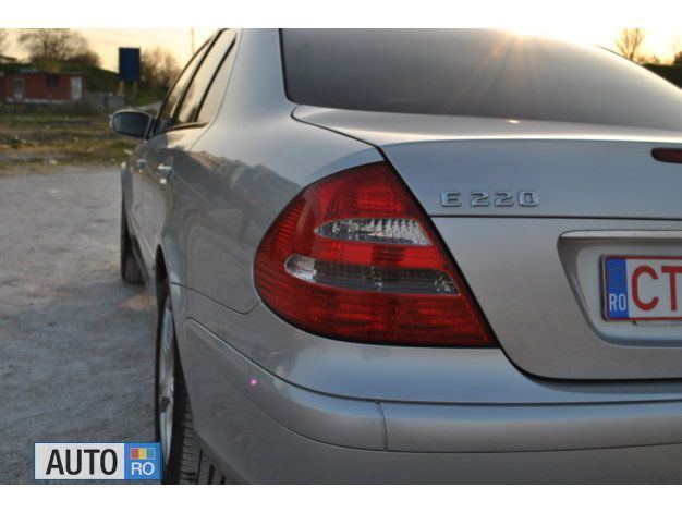 Second-hand Mercedes E220 150 CP (110 kW) 2006 Argintiu Berlinǎ