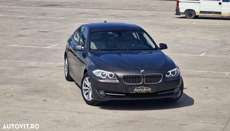 Culoaremaro Utilizat 2013 BMW 520 Comfort Edition Berlinǎ | 12.400 EUR (Preț bun) - Imagine 1/4