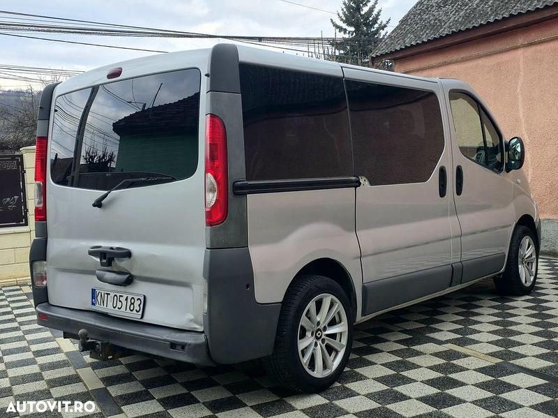 Second-hand Renault Trafic Authentique 115 CP (84 kW) 2011 Culoareargint Monovolum