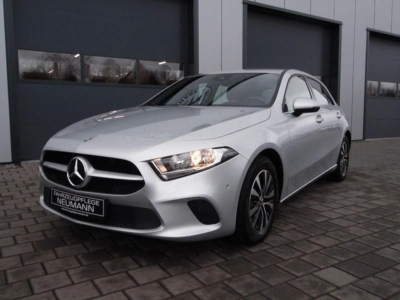 Utilizat 2023 Mercedes A200 | 27.953 EUR (Preț bun) - Imagine 1/1