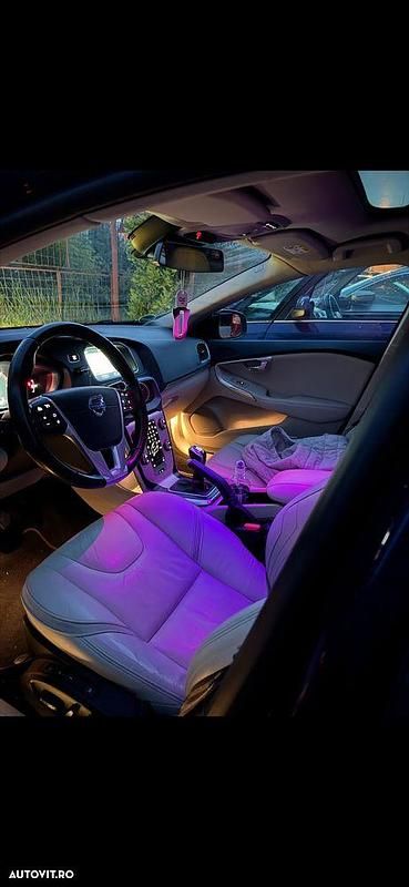 Second-hand Volvo V40 Ocean Race 190 CP (139 kW) 2014 Culoarealbastru Hatchback