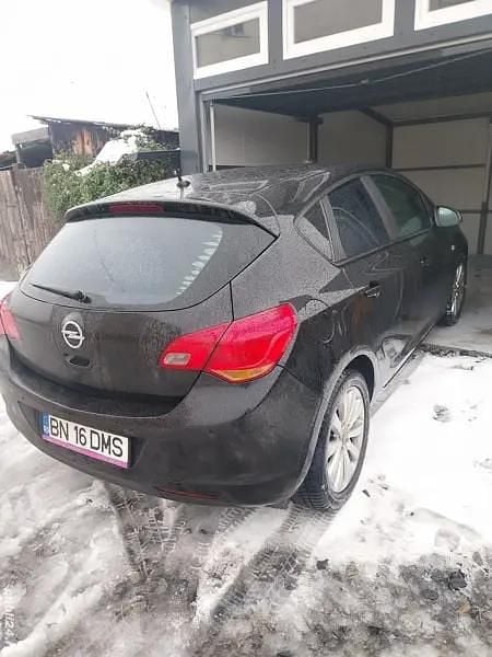 Utilizat 2010 Opel Astra Hatchback | 3.950 EUR (Puțin scump) - Imagine 1/4
