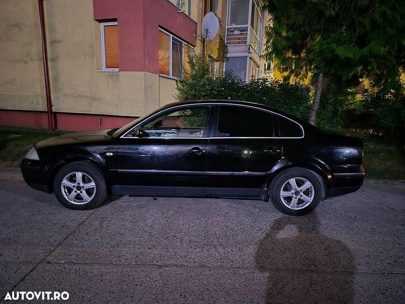 Culoarenegru Utilizat 2002 VW Passat Comfortline Break | 1.999 EUR (Preț OK) - Imagine 1/3