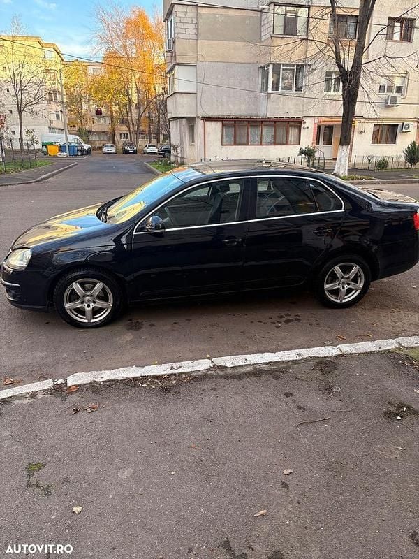 Culoarenegru Utilizat 2006 VW Jetta Hatchback | 2.450 EUR (Preț OK) - Imagine 1/4