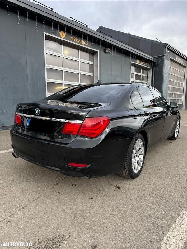 Second-hand BMW 730 Sport Line 245 CP (180 kW) 2011 Culoarenegru Berlinǎ