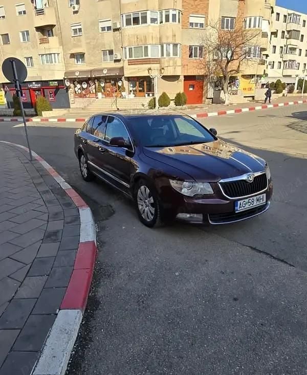 Visiniu Utilizat 2010 Skoda Superb Berlinǎ | 4.950 EUR (Preț bun) - Imagine 1/4