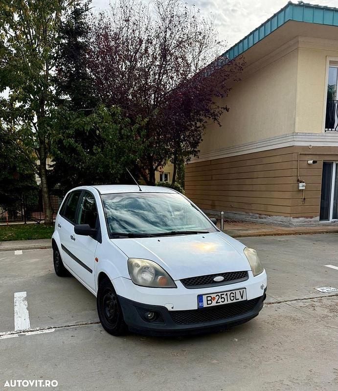 Culoarealb Second-hand 2008 Ford Fiesta | 1.190 EUR (Preț bun) - Imagine 1/4