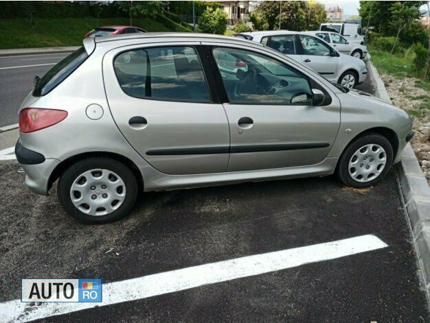 Argintiu Utilizat 2007 Peugeot 206 | 2.430 EUR (Puțin scump) - Imagine 1/4