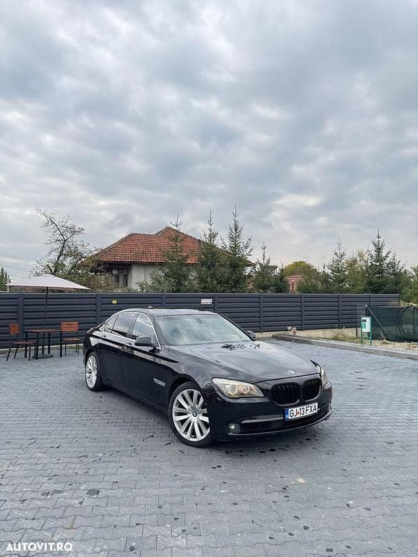 Culoarenegru Utilizat 2010 BMW 740 Berlinǎ | 10.500 EUR - Imagine 1/4