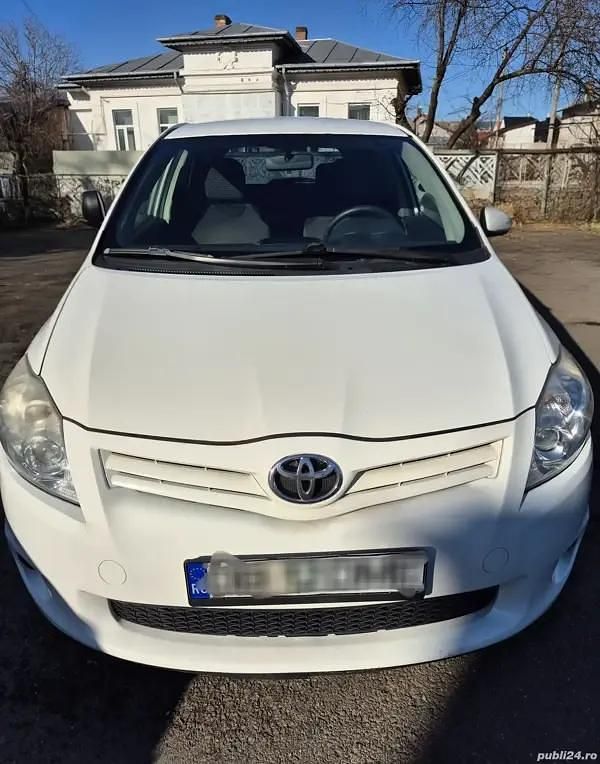 Alb Second-hand 2012 Toyota Auris Hatchback | 3.950 EUR (Preț OK) - Imagine 1/3