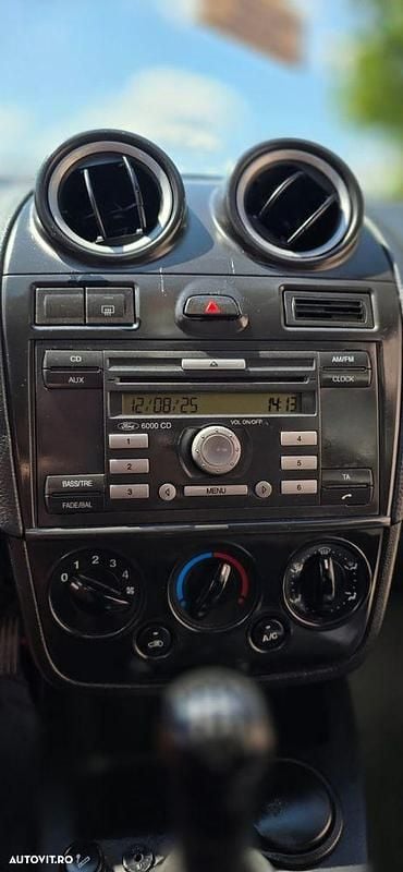 Second-hand Ford Fiesta Ambiente 68 CP (50 kW) 2007 Culoarerosu Hatchback