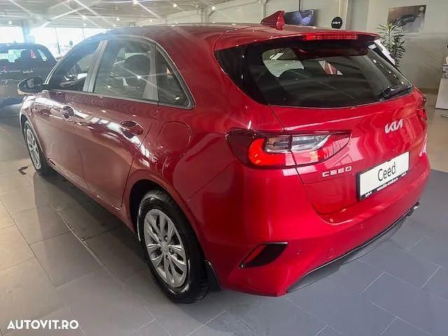 Nouă Kia Ceed Best 140 CP (102 kW) 2025 Culoarerosu Hatchback