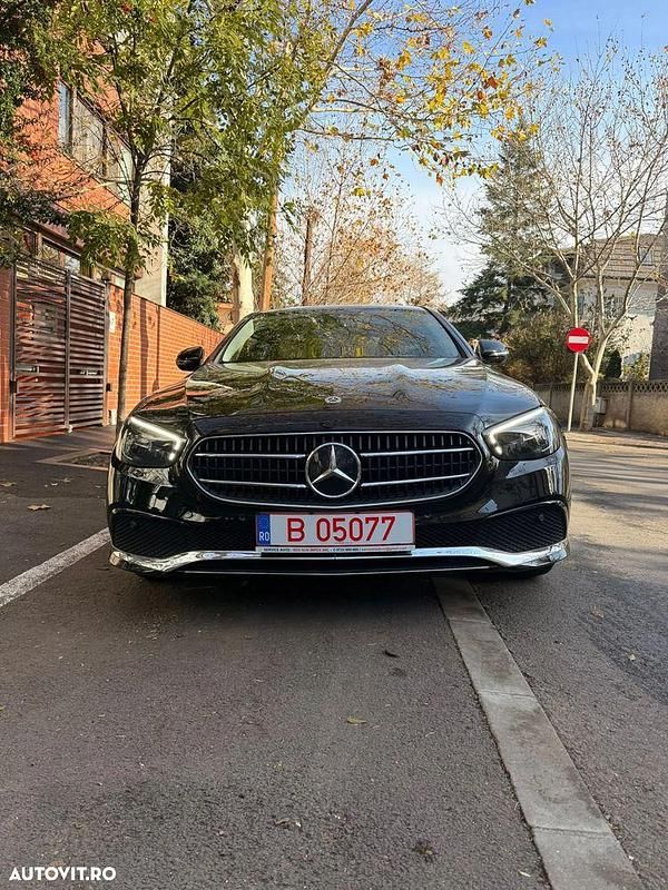 Culoarenegru Utilizat 2021 Mercedes E200 Avantgarde Berlinǎ | 36.999 EUR - Imagine 1/4