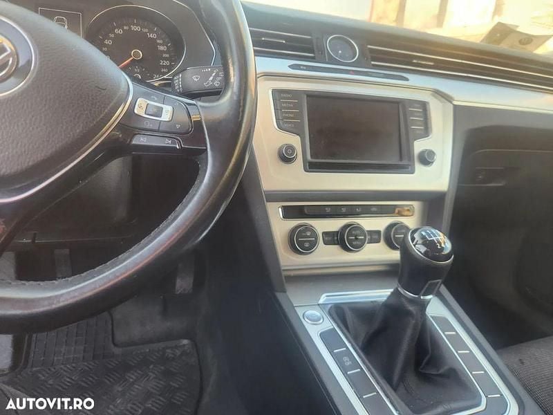 Culoareargint Utilizat 2015 VW Passat Comfortline Break | 9.650 EUR (Preț bun) - Imagine 1/4