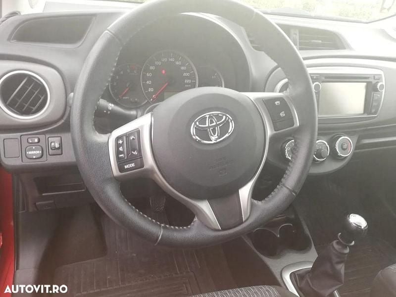 Culoarerosu Utilizat 2013 Toyota Yaris | 3.400 EUR (Preț bun) - Imagine 1/4
