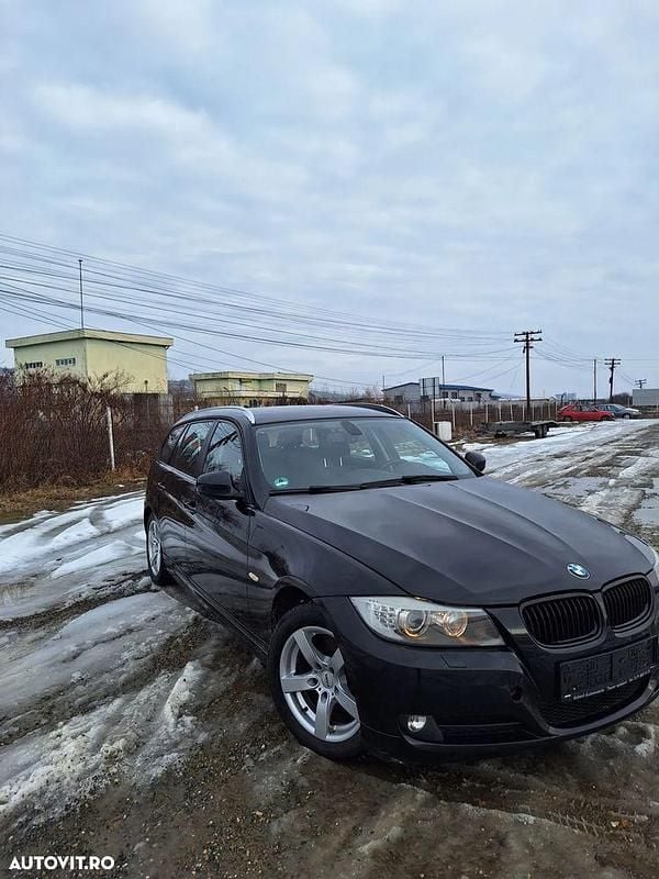 Culoarenegru Utilizat 2011 BMW 318 Exclusive Break | 4.500 EUR (Preț bun) - Imagine 1/4