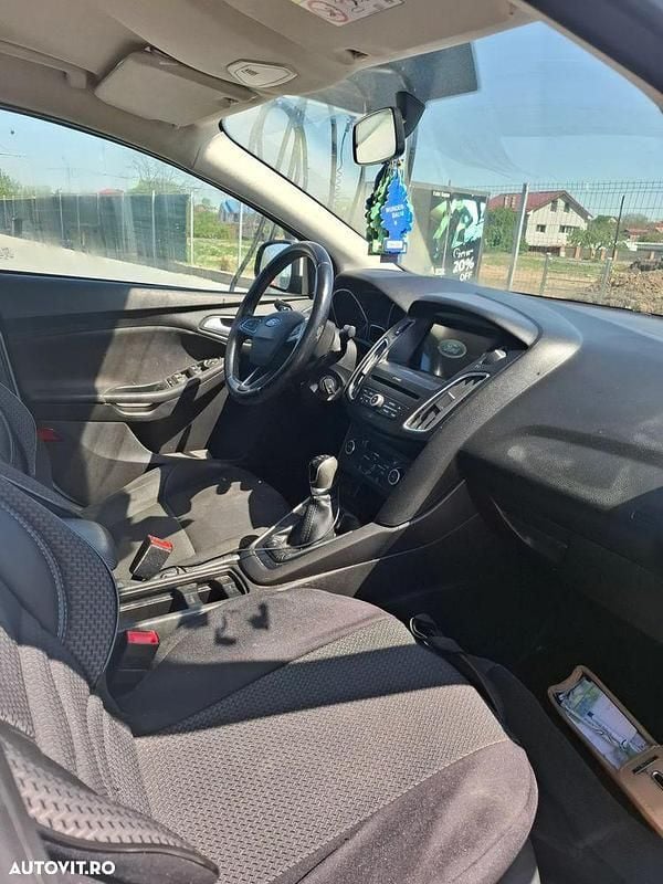 Second-hand Ford Focus Trend 100 CP (73 kW) 2017 Culoarealb Berlinǎ
