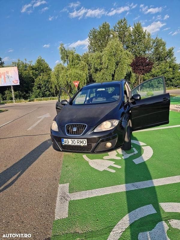 Culoarenegru Utilizat 2013 Seat Altea XL Monovolum | 2.550 EUR (Super Preț) - Imagine 1/4