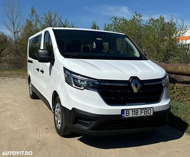 Second-hand Renault Trafic Life 110 CP (80 kW) 2023 Culoarealb Monovolum