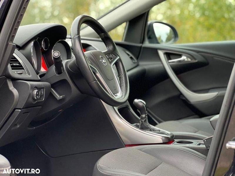 Second-hand Opel Astra drive 110 CP (80 kW) 2011 Culoarenegru Hatchback