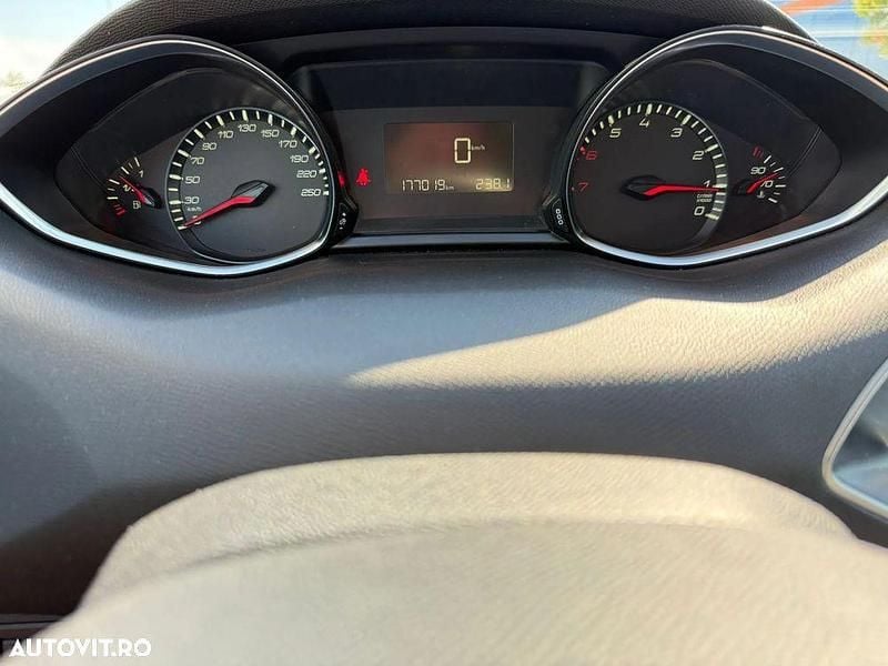 Culoarealb Second-hand 2014 Peugeot 308 Active Hatchback | 4.000 EUR (Preț OK) - Imagine 1/4