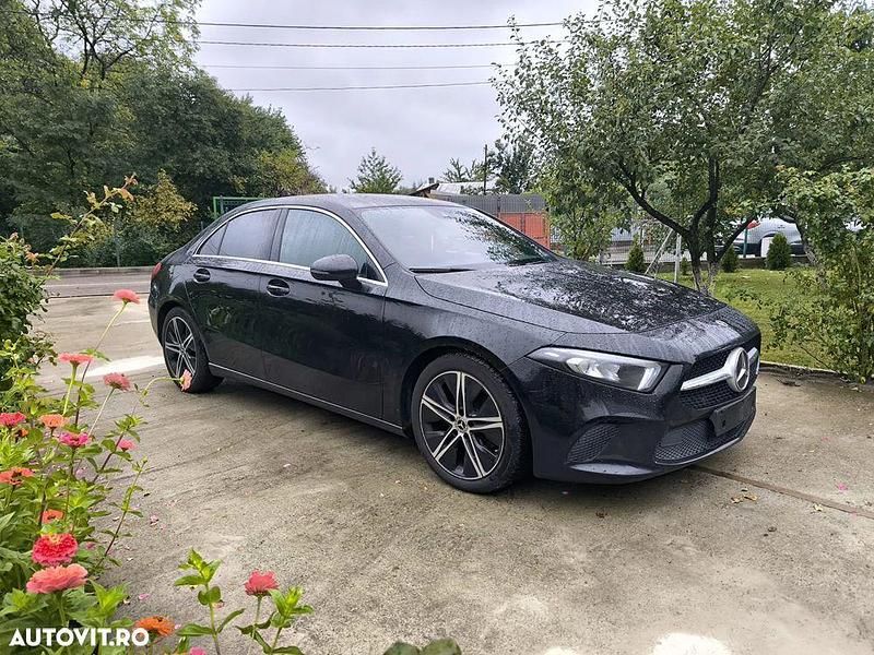 Culoarenegru Utilizat 2020 Mercedes A180 Edition Berlinǎ | 17.600 EUR - Imagine 1/4