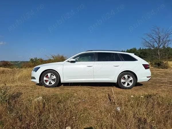 Alb Utilizat 2016 Skoda Superb Berlinǎ | 12.500 EUR (Super Preț) - Imagine 1/4