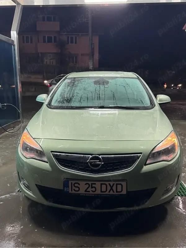 Second-hand Opel Astra 110 CP (80 kW) 2012 Verde Hatchback
