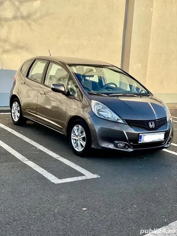 Second-hand Honda Jazz 101 CP (74 kW) 2014 Maro Hatchback